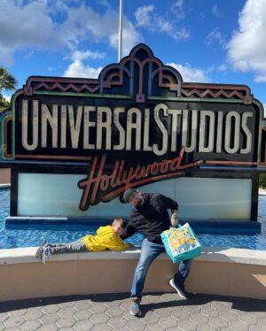Chris Kirkpatrick Instagram - Thank you to @unistudios for the tickets! It was just what we needed! 🤡
#UniversalStudiosHollywood #familytime #ad #minions #LA