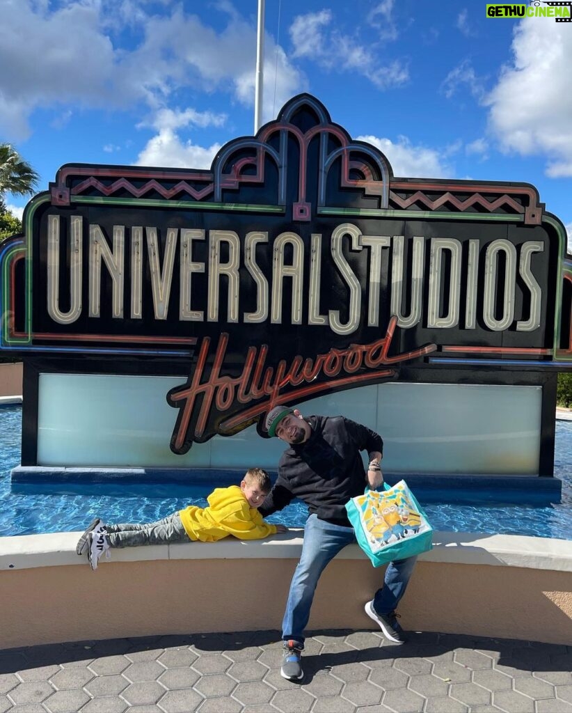 Chris Kirkpatrick Instagram - Thank you to @unistudios for the tickets! It was just what we needed! 🤡 #UniversalStudiosHollywood #familytime #ad #minions #LA Universal Studios Hollywood