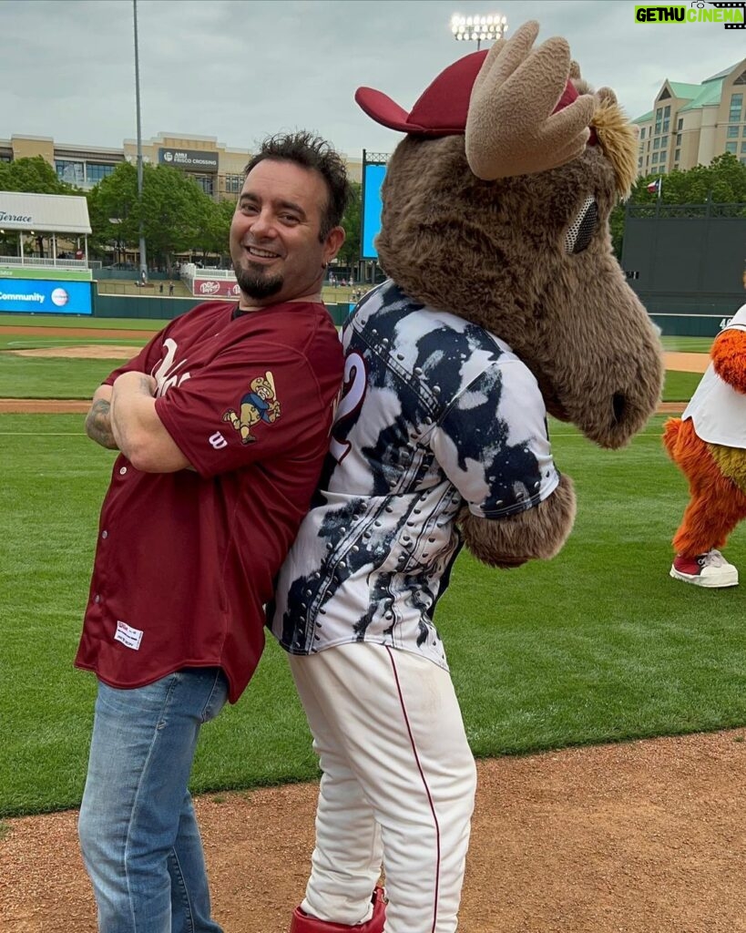 Chris Kirkpatrick Instagram - Thanks @friscoroughriders and everyone that came out yesterday. I had a great time meeting all of you! Thanks for having me! 🤡 #itsgonnabemay Frisco RoughRiders