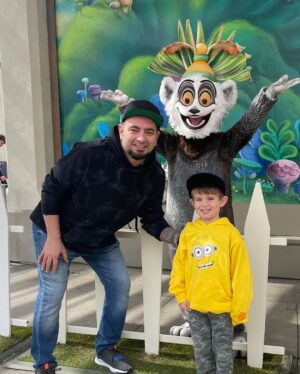Chris Kirkpatrick Instagram - Thank you to @unistudios for the tickets! It was just what we needed! 🤡
#UniversalStudiosHollywood #familytime #ad #minions #LA