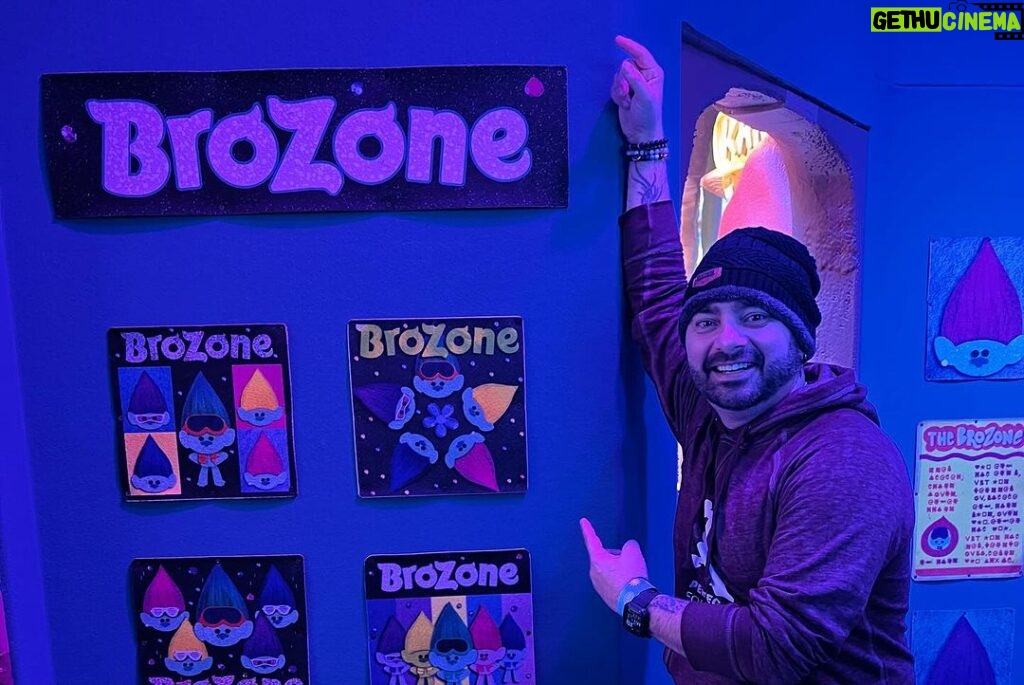 Chris Kirkpatrick Instagram - You know Trickee had to go visit @campstores while in NYC! @trolls Thanks for taking us to a Better Place! 🤡