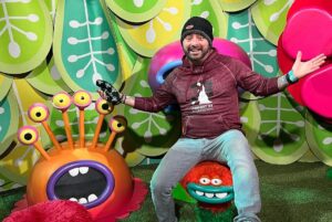 Chris Kirkpatrick Instagram - You know Trickee had to go visit @campstores while in NYC! @trolls Thanks for taking us to a Better Place! 🤡