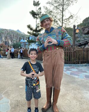 Chris Lai Instagram - 峰峰從小就很喜歡 Olaf 
今次終於可以喺香港見到佢
多謝特別的邀請
令全家人都有一個快樂體驗

@hkdisneyland @disneyfrozen #WorldofFrozen #HKDisneyland #LetItGoLikeNeverBefore