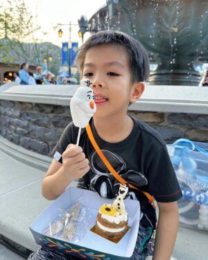 Chris Lai Instagram - 峰峰從小就很喜歡 Olaf 
今次終於可以喺香港見到佢
多謝特別的邀請
令全家人都有一個快樂體驗

@hkdisneyland @disneyfrozen #WorldofFrozen #HKDisneyland #LetItGoLikeNeverBefore
