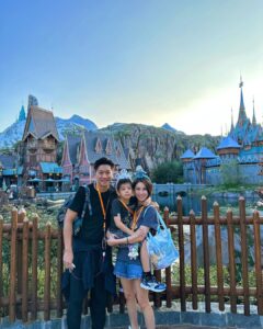 Chris Lai Instagram - 峰峰從小就很喜歡 Olaf 今次終於可以喺香港見到佢 多謝特別的邀請 令全家人都有一個快樂體驗 @hkdisneyland @disneyfrozen #WorldofFrozen #HKDisneyland #LetItGoLikeNeverBefore