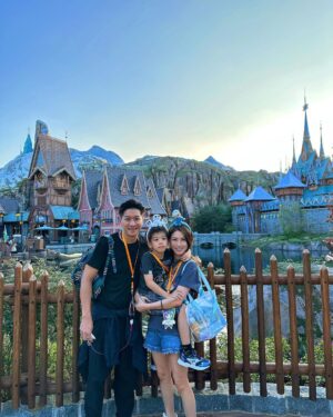 Chris Lai Instagram - 峰峰從小就很喜歡 Olaf 
今次終於可以喺香港見到佢
多謝特別的邀請
令全家人都有一個快樂體驗

@hkdisneyland @disneyfrozen #WorldofFrozen #HKDisneyland #LetItGoLikeNeverBefore