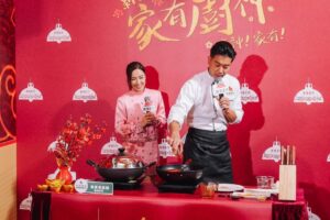 Chris Lai Instagram - 好開心今日可以嚟到香港街市教大家煮新春年菜「鮑你黃金滿屋皇子雞」，大家農曆新年又可以多一道拿手菜！

更開心嘅當然係有識於微時嘅Selena嚟幫手@selenaleelalee 
史上最美麗的助廚

我一向都話要煮出一道好餸最重要係用新鮮食材，我平時都會帶小春雞去香港街市買餸㗎！而家去香港街市買餸唔單止有獎品送，仲有賀年利是派。新春優惠抵上加抵，大家都快啲去入貨啦！

#hongkongmarket #香港街市 #新春家有廚神廚神家有 @market.hk