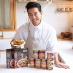 Chris Lai Instagram - 中秋節就到啦！親戚團聚嘅時候一定要送禮啦！所有送俾屋企人嘅野，我一定會自己試左先！今年我揀左李錦記嘅即食鮑魚系列～啱啱用咗佢哋嘅#紅燒元貝至尊鮑魚 煮咗「“生菜”飛揚的鮑魚」🙈!! 小春雞🐣🐣食完即刻生猛曬仲舔舔脷大讚呀!! 梗係啦我喎！揀之前我做哂功課架嘛！李錦記嚴選吉品鮑魚品種，肉質夠肥美，食落口感煙韌度剛剛好，大人小朋友都食得；即開即食、勁簡單又唔洗特別處理，跟埋李錦記秘製鮑汁配搭唔同食材去煮超方便～ 重點係咩呀，即食吉品鮑魚仲要禮盒包裝，拎嚟應節送禮真係夠哂排場，仲可以完美同親戚表達心意添！ 拿！機會嚟啦！即日起至中秋節，喺各大超市選購任何李錦記「至尊」、「頂級」或「臻選」即食鮑魚系列產品就可以有低至82折嘅優惠啦！快啲買俾屋企人慶祝今個中秋啦！！ 🔗Yuu網購： https://bit.ly/3sGSUYq 🔗百佳超級市場： https://bit.ly/3P72lIa 更多關於李錦記即食鮑魚：https://bit.ly/3PqXymb #李錦記 #李錦記即食鮑魚系列 ＃李錦記鮑魚 #中秋禮物 #中秋做節送禮必選 #中秋送禮送鮑魚夠得體 #招牌醬汁煮餸一流