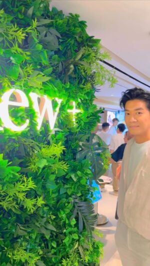 Chris Lai Instagram - 全新概念餐廳KEW+ 禮拜二正式進駐尖沙咀海港城! 

餐廳佔地超過7000平方呎，內部裝修以四季花卉景色為主，讓客人陶醉於四季花園之中
菜單融合了中西日三地烹調精粹，你想食的KEW+都滿足到你！

#KewPlus #KewPlusHK #GaiaGroup
#GaiaGroupHK #LokyiLai #GaiaPremier #HarbourCity #海港城

快啲嚟試下我嘅最新餐廳啦～