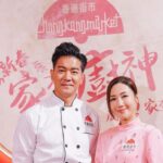 Chris Lai Instagram - 好開心今日可以嚟到香港街市教大家煮新春年菜「鮑你黃金滿屋皇子雞」，大家農曆新年又可以多一道拿手菜！ 更開心嘅當然係有識於微時嘅Selena嚟幫手@selenaleelalee 史上最美麗的助廚 我一向都話要煮出一道好餸最重要係用新鮮食材，我平時都會帶小春雞去香港街市買餸㗎！而家去香港街市買餸唔單止有獎品送，仲有賀年利是派。新春優惠抵上加抵，大家都快啲去入貨啦！ #hongkongmarket #香港街市 #新春家有廚神廚神家有 @market.hk