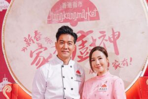 Chris Lai Instagram - 好開心今日可以嚟到香港街市教大家煮新春年菜「鮑你黃金滿屋皇子雞」，大家農曆新年又可以多一道拿手菜！

更開心嘅當然係有識於微時嘅Selena嚟幫手@selenaleelalee 
史上最美麗的助廚

我一向都話要煮出一道好餸最重要係用新鮮食材，我平時都會帶小春雞去香港街市買餸㗎！而家去香港街市買餸唔單止有獎品送，仲有賀年利是派。新春優惠抵上加抵，大家都快啲去入貨啦！

#hongkongmarket #香港街市 #新春家有廚神廚神家有 @market.hk