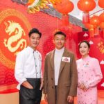 Chris Lai Instagram - 好開心今日可以嚟到香港街市教大家煮新春年菜「鮑你黃金滿屋皇子雞」，大家農曆新年又可以多一道拿手菜！ 更開心嘅當然係有識於微時嘅Selena嚟幫手@selenaleelalee 史上最美麗的助廚 我一向都話要煮出一道好餸最重要係用新鮮食材，我平時都會帶小春雞去香港街市買餸㗎！而家去香港街市買餸唔單止有獎品送，仲有賀年利是派。新春優惠抵上加抵，大家都快啲去入貨啦！ #hongkongmarket #香港街市 #新春家有廚神廚神家有 @market.hk