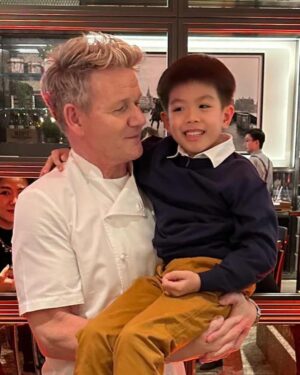 Chris Lai Instagram - 多謝 澳門倫敦人邀請 @the_londoner_macao 
令峰峰可以近距離見到他的偶像 Gordon Ramsay @gordongram 
峰峰開心了一整晚
#LondonerMacao #SandsDining #澳門倫敦人 #金沙廚藝 #GordonRamsay