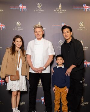 Chris Lai Instagram - 多謝 澳門倫敦人邀請 @the_londoner_macao 
令峰峰可以近距離見到他的偶像 Gordon Ramsay @gordongram 
峰峰開心了一整晚
#LondonerMacao #SandsDining #澳門倫敦人 #金沙廚藝 #GordonRamsay