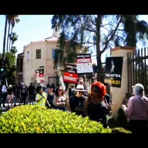 Chris Lamica Instagram - Picketing in solidarity with the writers and actors all across the country, as a proud member of @sagaftra 

Slide 1: Chopping it up with the homie @benanorris 

Slide 2: In action (Video credit: Barry King)

Slide 3: ✊🏻✊🏻✊🏻

#sagaftra #sagaftrastrong #sagaftrastrike