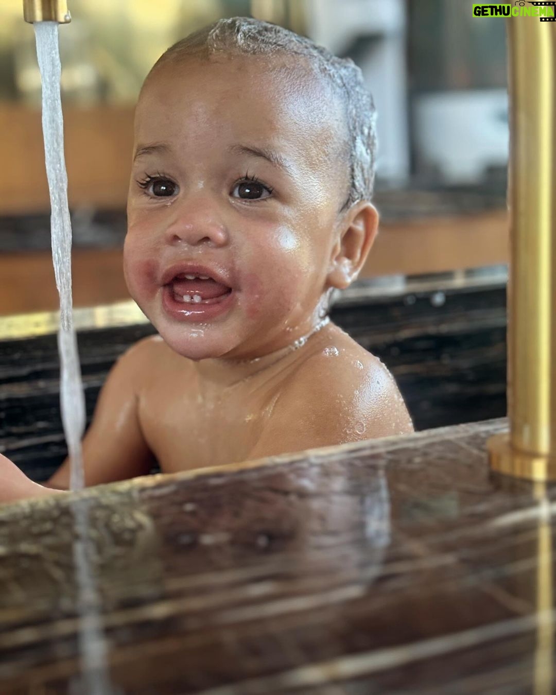 Chrissy Teigen Instagram - happy Sunday, everyone 🥰