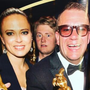 Christian Mikkelsen Instagram - Og med dette bildet, hvor jeg sniker meg inn som en ninja bak @ine.jansen og @bjartehjelmeland i Se og Hør, takker jeg herved for alle Komipris-gratulasjoner! Tusen hjertelig takk for dét og for en helt magisk uke på @humorfest!