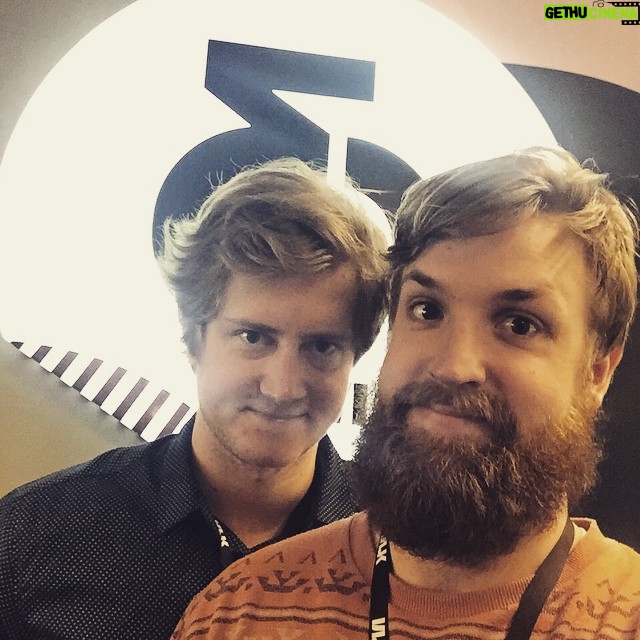 Christian Mikkelsen Instagram - Jeg og bassefar @olavshaugland er på radioen akkurat nå! Der forsøker vi å smøre helgens øregang med fjas. Ta gjerne turen innom @nrkp3 nuh! #ingenavossharhårgelé