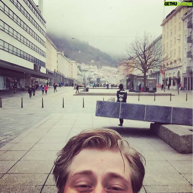 Christian Mikkelsen Instagram - Tilbake i min favoritt-overskyede-by, Bergen, for å gjøre stand up på Ricks i kveld og i morgen! Ta gjerne turen om du er lei av Fløienturer og slagsmål på Fotballpuben! #standupbergen