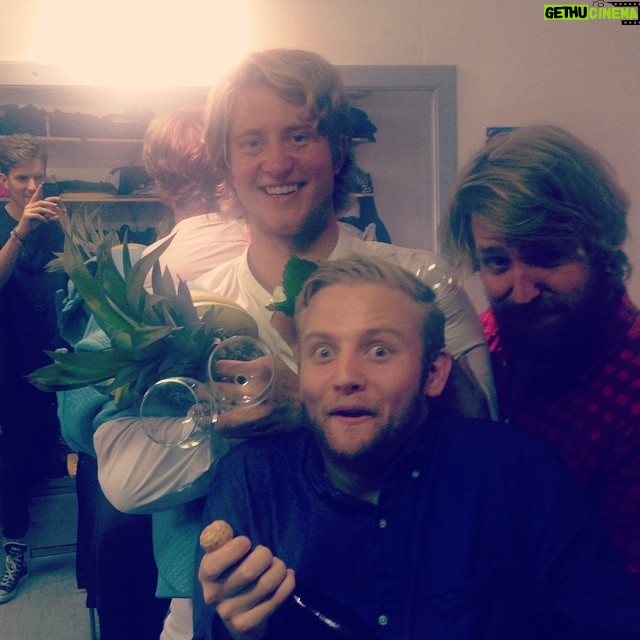 Christian Mikkelsen Instagram - Vi i Bare Moro Impro spretter champagnen etter fett show for masse joviale nordlendinger i Leknes! Takk til @benjarsen og Stand Up Lofoten! #bmimpro #baremoroimpro #leosavn