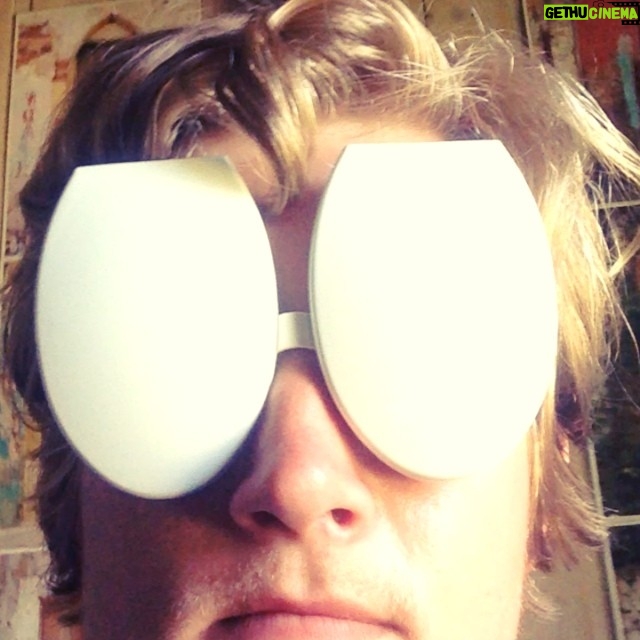 Christian Mikkelsen Instagram - På hyttedoen til svigers fant jeg den hellige gral av teite briller.