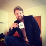 Christian Mikkelsen Instagram - Dropp gullrekka i kveld, og kom heller på BMIs improviserte talkshow under Humorfest! @olavshaugland forbereder seg her til programlederrollen!
