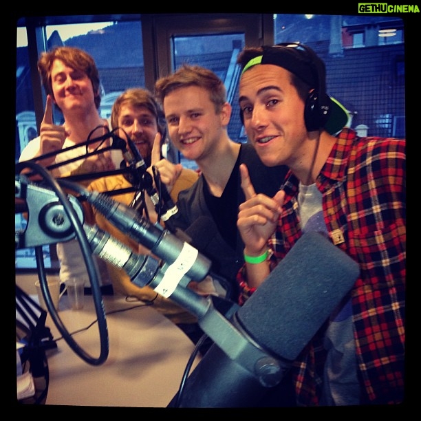Christian Mikkelsen Instagram - Én radiosending takk! Vi tok en tur innom studentradioen! #bmimpro #fyllerolebull