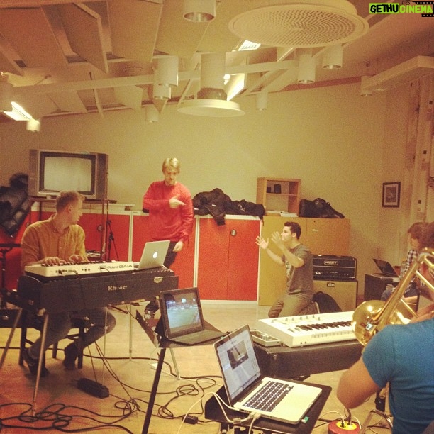 Christian Mikkelsen Instagram - Øving med gjester og musikere! Vi gleder oss til tirsdag! #baremoroimpro
