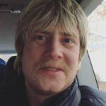 Christian Mikkelsen Instagram – Det er duket for Louis Theroux og miljø-krise når episode 3 ooog 4 av Strømmeland nå ligger i NRK-spilleren! Sjekk det ut og tagg en venn med jævla lange armer som liker dokumentarserier!