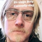 Christian Mikkelsen Instagram – Tredje sesong av Martin og Mikkelsen-sagaen heter Strømmeland! Og kommer nå på fredag! SVEIP til hælvete bortover for å se noen av typene jeg spiller denne sesongen. Og til slutt et bevis på at jeg henger i muséer rundt om i verden! Tagg en venn med kinnskjegg og oransje briller!