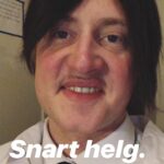 Christian Mikkelsen Instagram – Tredje sesong av Martin og Mikkelsen-sagaen heter Strømmeland! Og kommer nå på fredag! SVEIP til hælvete bortover for å se noen av typene jeg spiller denne sesongen. Og til slutt et bevis på at jeg henger i muséer rundt om i verden! Tagg en venn med kinnskjegg og oransje briller!