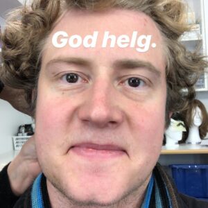 Christian Mikkelsen Instagram - Tredje sesong av Martin og Mikkelsen-sagaen heter Strømmeland! Og kommer nå på fredag! SVEIP til hælvete bortover for å se noen av typene jeg spiller denne sesongen. Og til slutt et bevis på at jeg henger i muséer rundt om i verden! Tagg en venn med kinnskjegg og oransje briller!