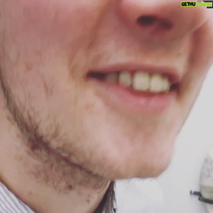 Christian Mikkelsen Instagram - Kjenner du noen med like dårlig skjeggvekst? Ring de i dag. Fortell han eller hun at de betyr noe de også. Eller tagg de her som en slags digital langefinger.