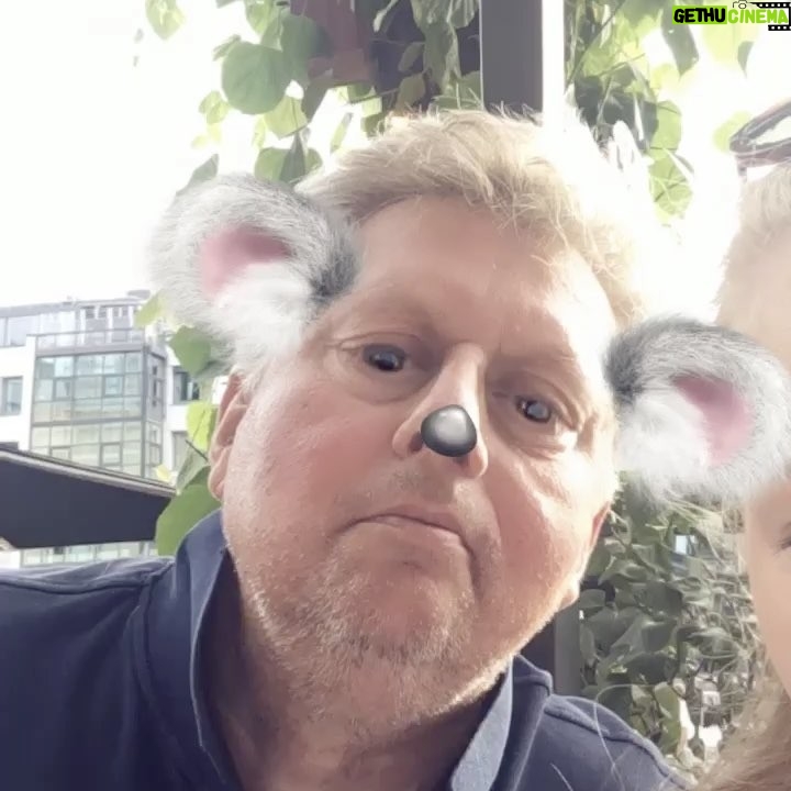 Christian Mikkelsen Instagram - Min kjære far er 60 år i dag! ❤️Woop 🎉 Her er en video hvor han blir lettere skremt når en koala dukker opp på Snapchat-filteret! Foto: @ingridmikkelsen