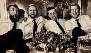 Christian Mikkelsen Instagram - Det er onsdag og det betyr en ny uke med Julelatter med BMI! 50% forberedt og 50% improvisert julemoro! Showet som VG kalte "en førjulstriumf" og som han kollegaen/fjerne slektningen din sa han syns var "overraskende gøy", til tross for at han "faen ikke tåler trynet på de gutta der". Det er 50 forestillinger til før jul, så vi tilpasser oss din kalender. Spilleplan finner du på latter.no 😊 På forhånd god jul 🎅🏽 Foto: @badassdex