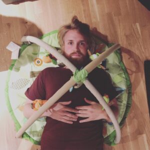 Christian Mikkelsen Instagram - Forrige uke ble min kjære venn @olavshaugland far for første gang (såvidt vi vet om)! 🎉🎉🎉👑Vi i @baremoroimpro ga han en babygym i gave, sånn at ungen hans kan bli jævlig biff og klar for sk17 (spedbarnskroppen 2017)! Alt Olav ellers ønsker seg i gave er at du sjekker ut podcasten vår, Ukentlig! Den ligger i iTunes og er gratis, så det krever sånn sett lite fra din side!