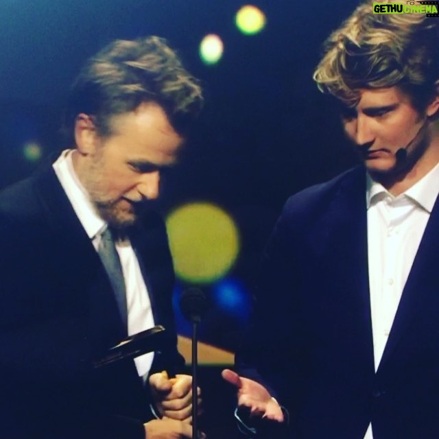 Christian Mikkelsen Instagram - Vi vant ikke noe pris, og Skavlan left me hanging. Men bortsett fra det var det en gøy kveld på Gullruten! #handshakefail #gullruten Grieghallen