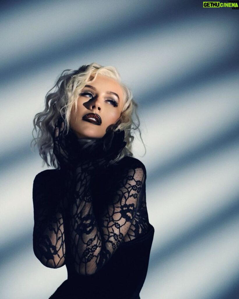 Christina Aguilera Instagram - Show time 🎙️