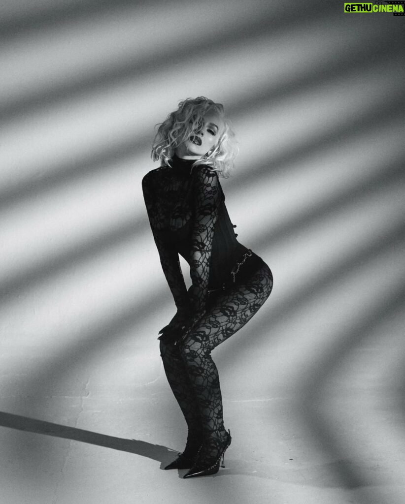 Christina Aguilera Instagram - Show time 🎙️