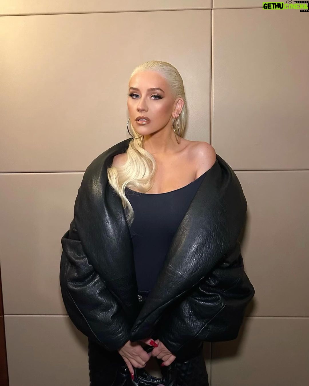 Christina Aguilera Instagram - A night down under 🖤