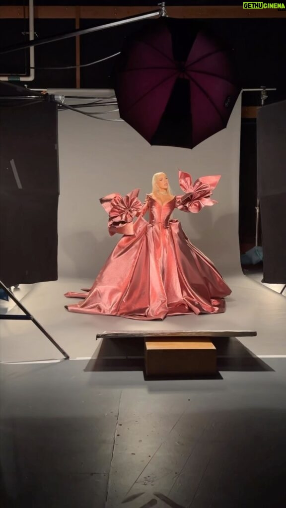Christina Aguilera Instagram - On Wednesdays we wear pink 💅🏻💗