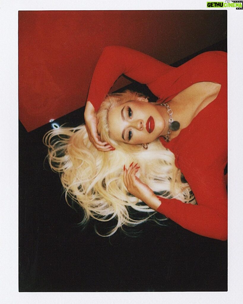 Christina Aguilera Instagram - I’m sharing a piece of myself with my new fragrance, “Xtina”. This scent was inspired by the idea of personal transformation, and is designed to leave you feeling empowered and free 🌹