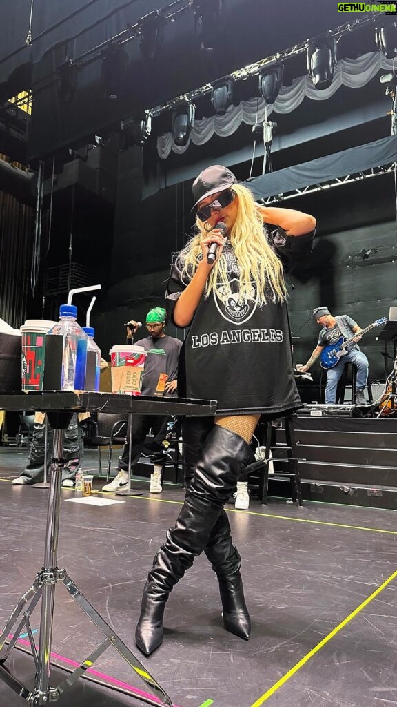 Christina Aguilera Instagram - 10 days ‘til show day 🎤