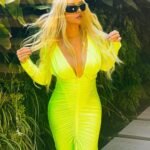 Christina Aguilera Instagram - 🥝✨