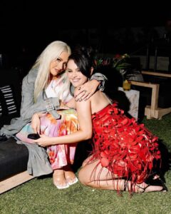 Christina Aguilera Instagram - Love these girls @selenagomez @karolg 💘