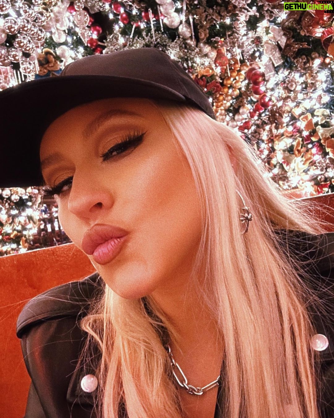 Christina Aguilera Instagram - 🏙️🩷 New York City