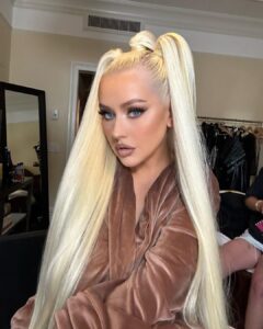 Christina Aguilera Instagram - 🤎💄