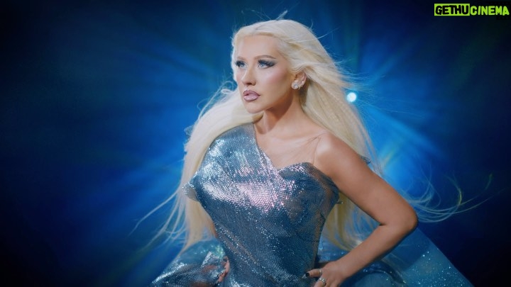 Christina Aguilera Instagram - The countdown to the New Year starts NOW 💎 See you in VEGAS ✨