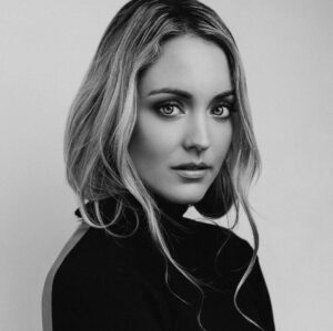 Christina Wolfe Instagram - 📸 @karolinaturekphotography 
💄 @swankmakeup