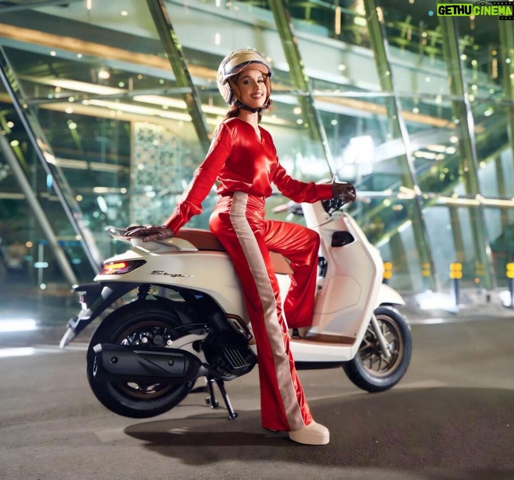 Cinta Laura Kiehl Instagram - Seru shooting TVC New Honda Stylo 160! Design-nya modern classic dengan mesin 160cc nya yang powerful bikin aku ga sabar untuk kasih tau ke kalian since day 1 betapa serunya riding bareng New Honda Stylo 160! Yuk, segera sharing pengalaman kalian disini! #Stylo160 Jakarta, Indonesia